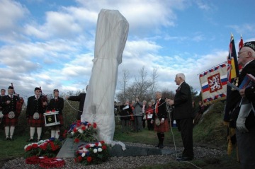 Odhalování pomníku Georgem Reidem a Paulem Millarem